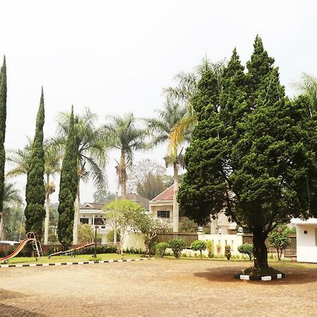 Puri Bernadi Guest House Lembang Exterior foto