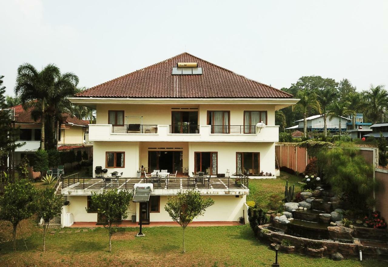 Puri Bernadi Guest House Lembang Exterior foto