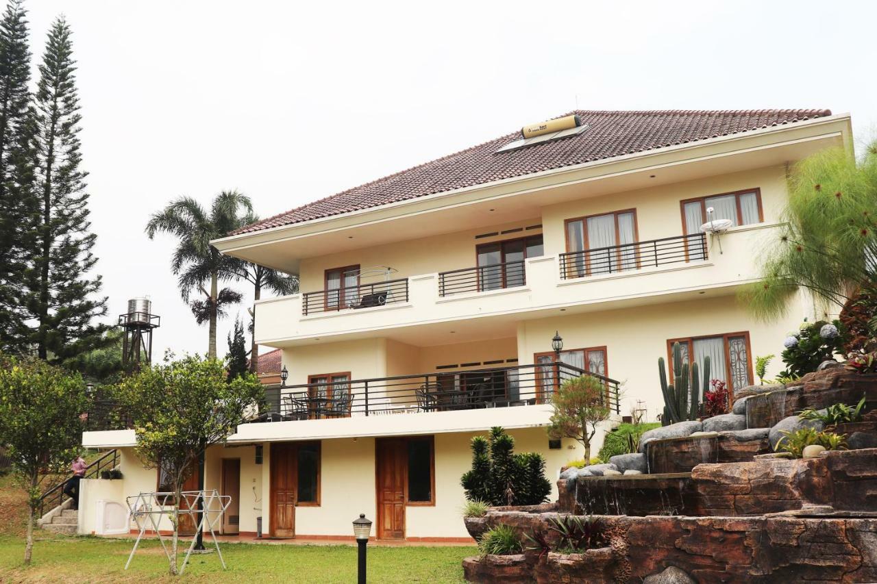 Puri Bernadi Guest House Lembang Exterior foto