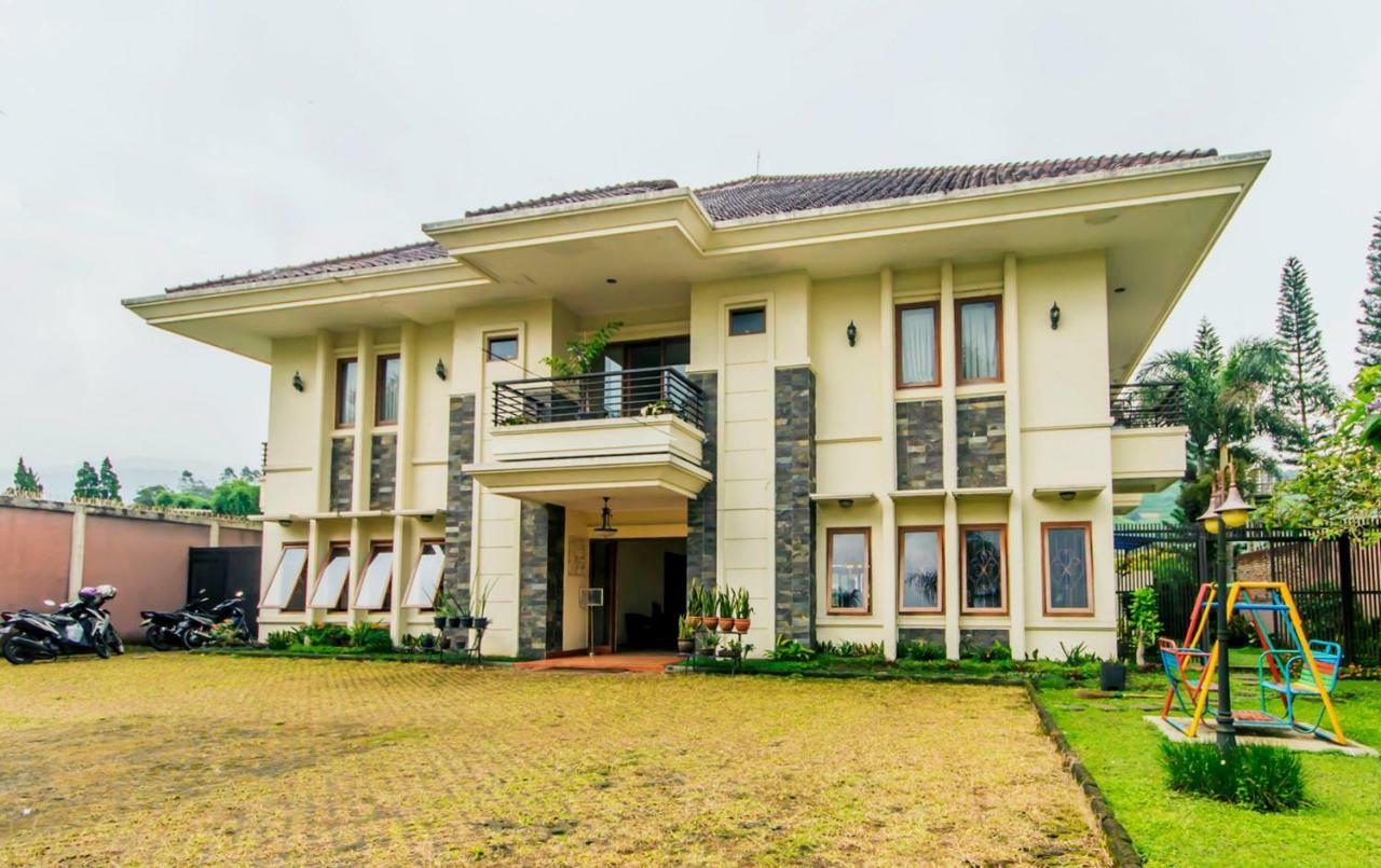 Puri Bernadi Guest House Lembang Exterior foto