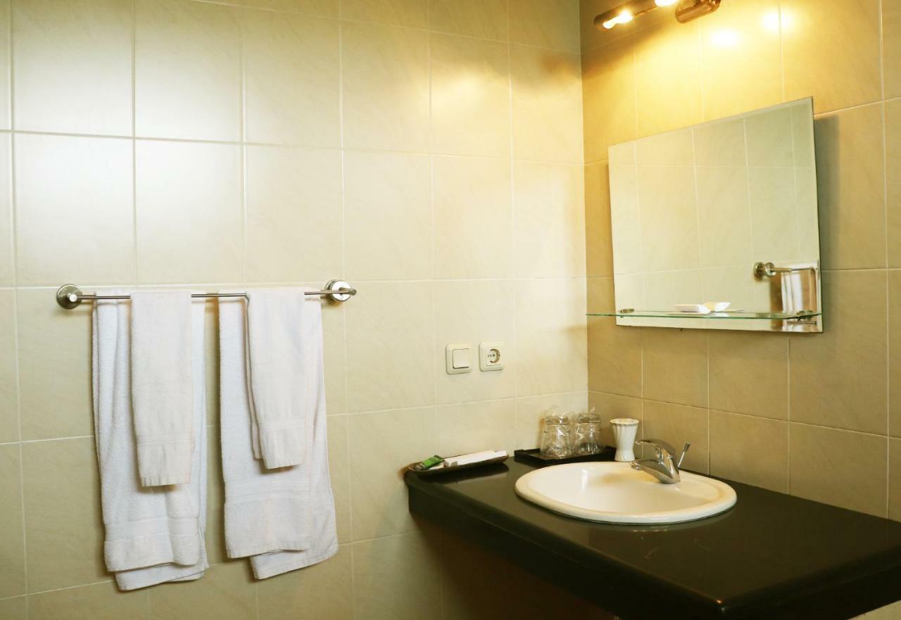 Puri Bernadi Guest House Lembang Exterior foto