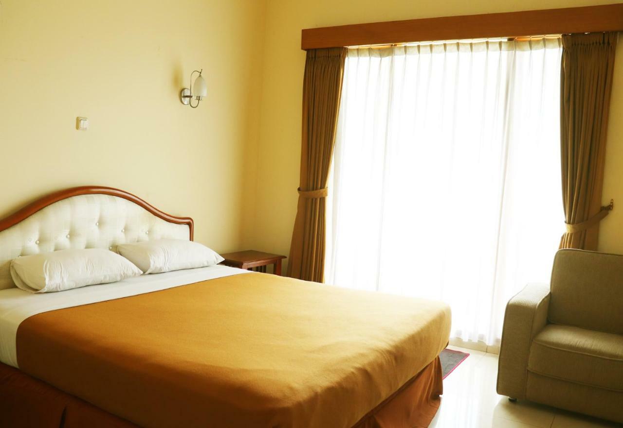 Puri Bernadi Guest House Lembang Exterior foto