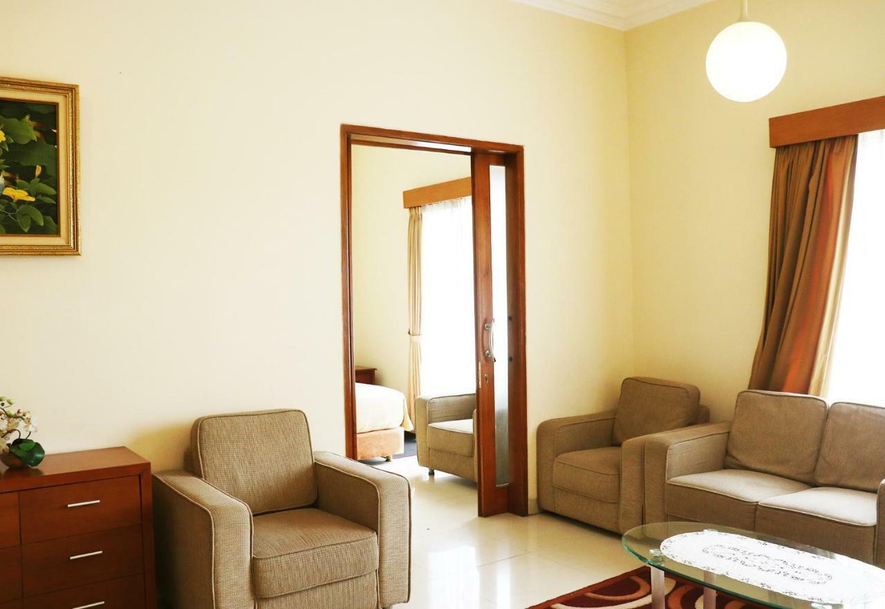 Puri Bernadi Guest House Lembang Exterior foto